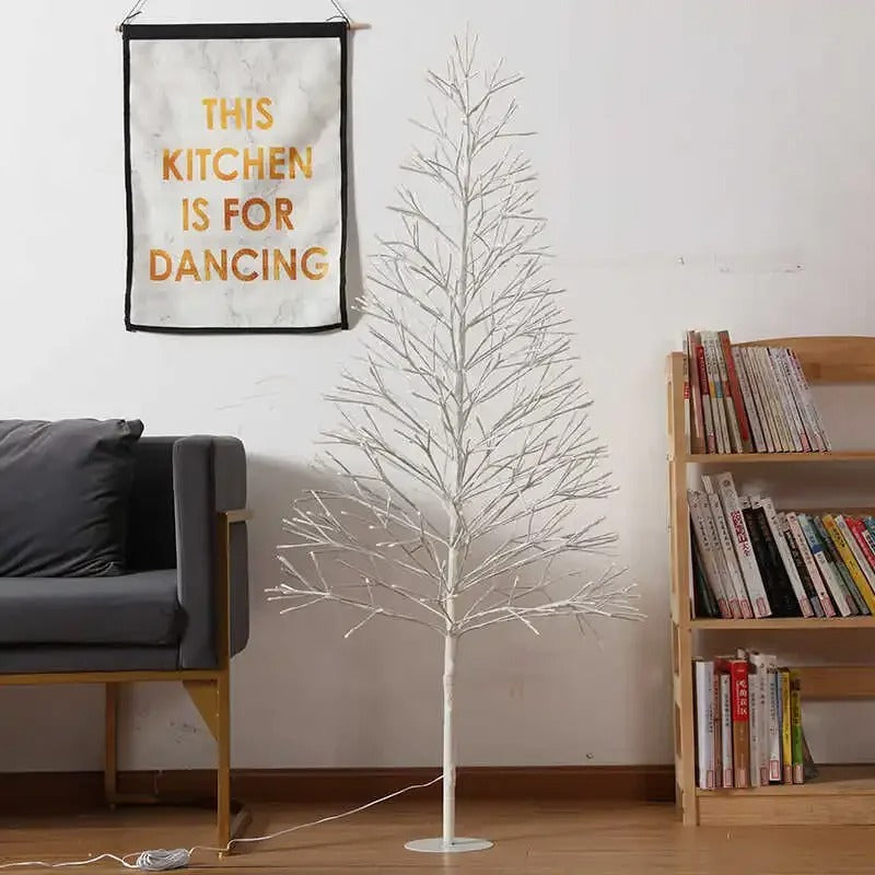 Festlicher LED-Weihnachtsbaum, dekoriert mit Lichtern – für eine warme und gemütliche Atmosphäre