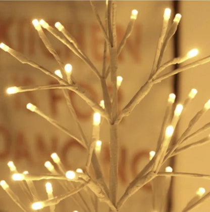 Festlicher LED-Weihnachtsbaum, dekoriert mit Lichtern – für eine warme und gemütliche Atmosphäre